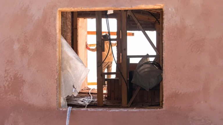 Profesional trabajando en el interior de una vivienda en rehabilitación