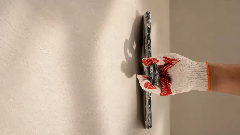Aplicación de microcemento con llana sobre una pared interior